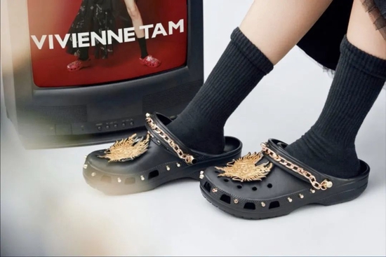  Crocs 与 Vivienne Tam 在上海时装周发布合作系列