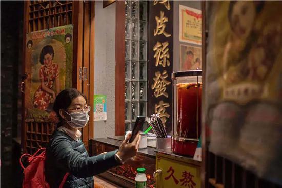 2020年10月28日,北京街边一商铺,顾客正在扫码付款。扫码付款已经成为国内各地消费者的一种习惯(视觉中国供图)