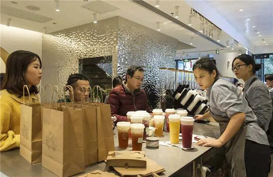 12月19日,福州繁华地带的一家奶茶店,消费者排起了长队买奶茶(吴爱兰 摄/视觉中国供图)