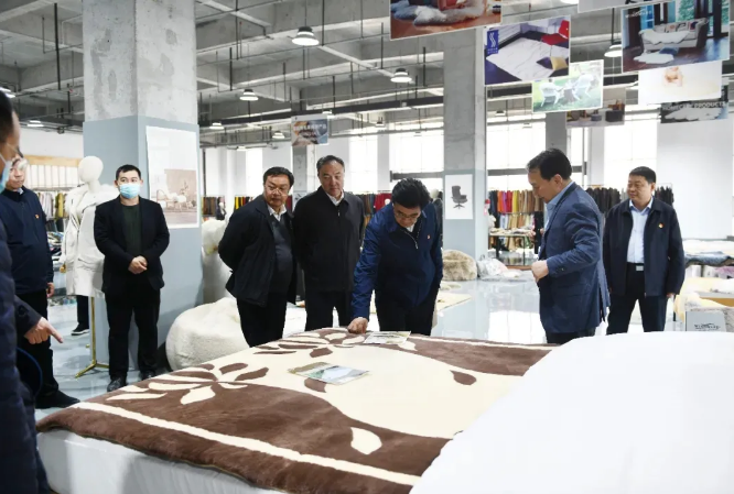 在焦作隆丰皮草企业有限公司,集团ceo吕辉等进行了接待.