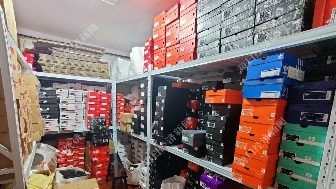 阿迪达斯球鞋仓库.图片来源:受访者提供