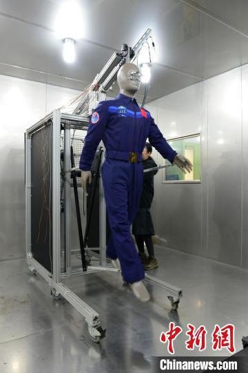 东华大学航天员服装研发设计团队为保障航天员太空和地面工作生活全过程设计了系列专用服装。东华大学 摄