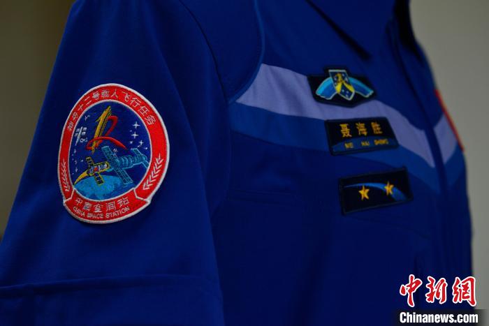 东华大学航天员服装研发设计团队为保障航天员太空和地面工作生活全过程设计了系列专用服装。东华大学 摄