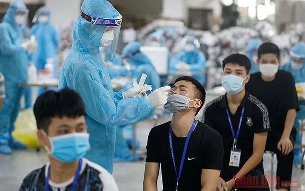 越南工人正接受集体核酸检测，图自越通社
