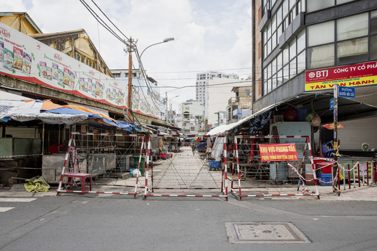 当地时间2021年8月5日，越南胡志明市，新冠疫情下的胡志明市街头行人寥寥（图源：视觉中国）