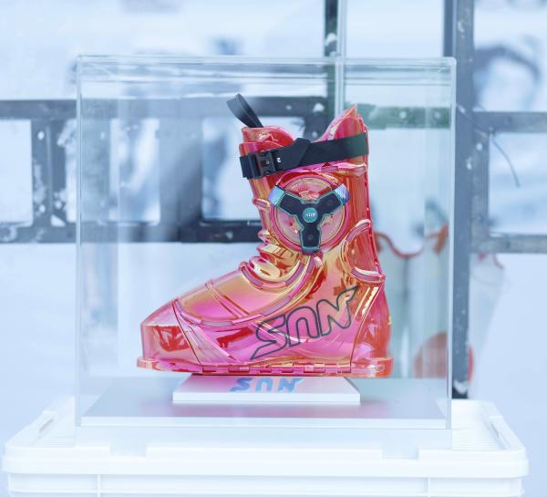  中国民族品牌发起对世界滑雪轻装备的革新与挑战