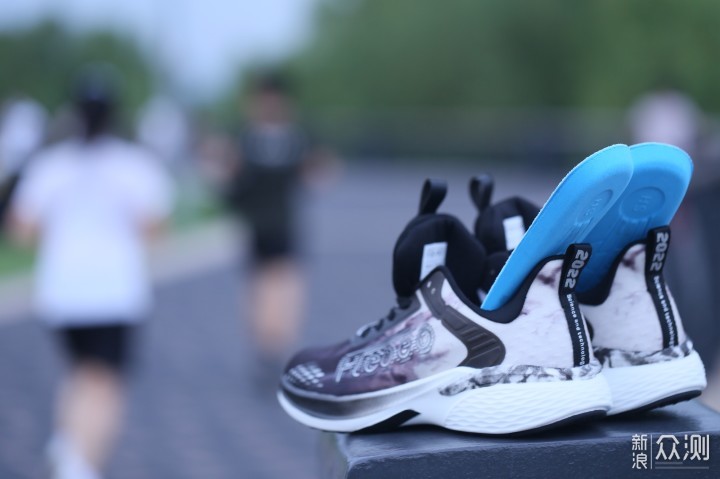 鞋子加芯片会有什么体验?坲洛一奥智能跑鞋_新浪众测