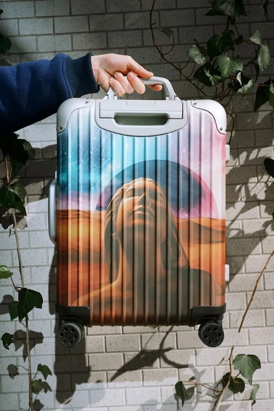 Via PALACE Skateboards