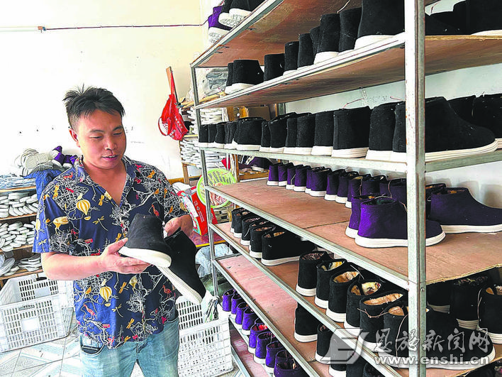 彭金志介绍新款棉鞋的工艺。