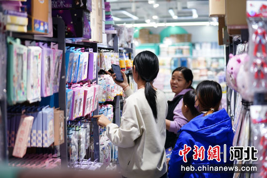 顾客在白沟新城国际商贸市场选购饰品。 孙珞瑜 摄
