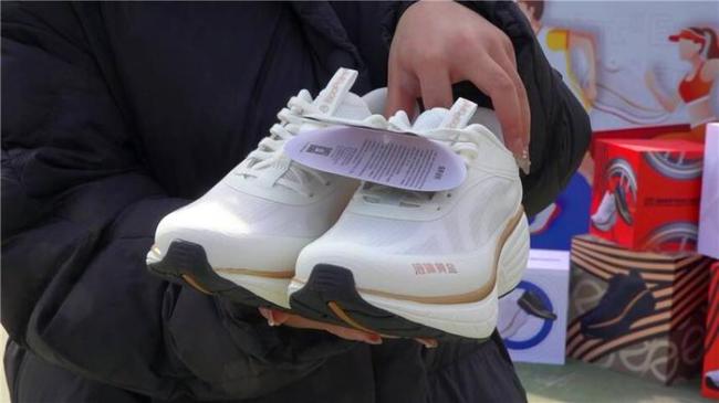 高校向师生免费发放45000双跑鞋 鼓励师生运动踏青