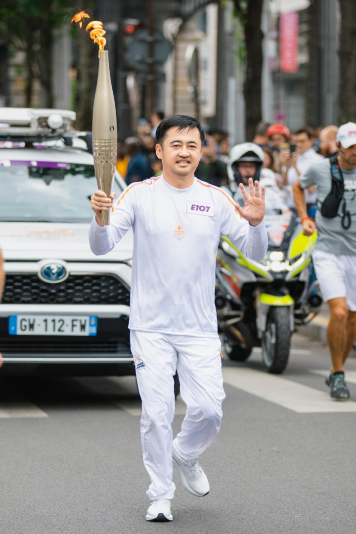 图注:安踏集团董事局主席丁世忠应邀在巴黎参与奥运火炬传递